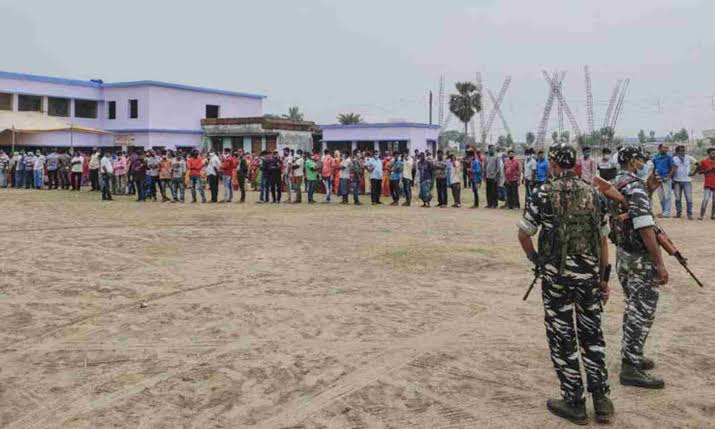 स्थानीय लोगों के हमले के बाद केंद्रीय बलों ने चलाई गोलियां, चार लोगों की मौत