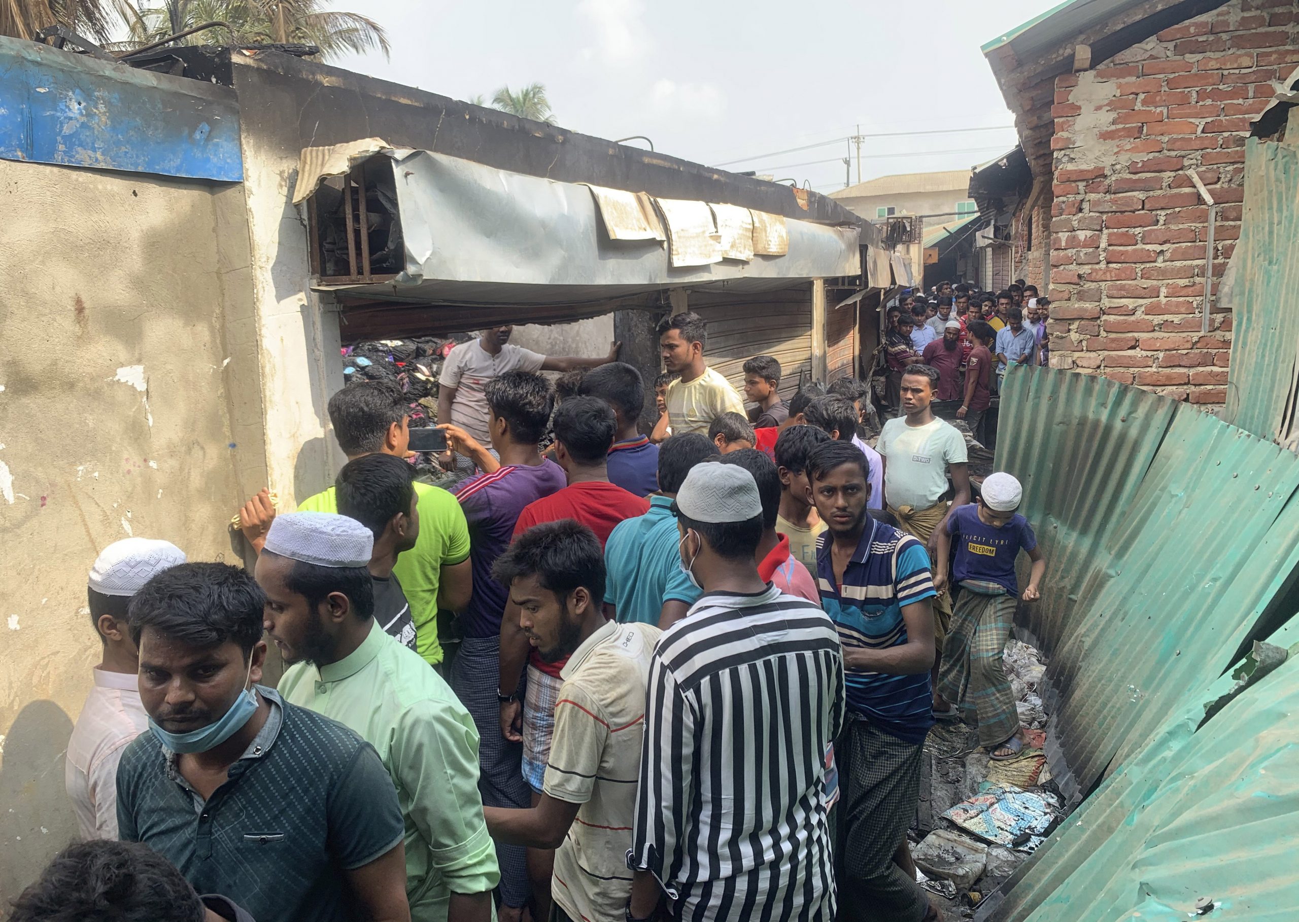 बांग्लादेश में रोहिंग्या शिविर के पास बाजार में आग लगी, तीन लोगों की मौत