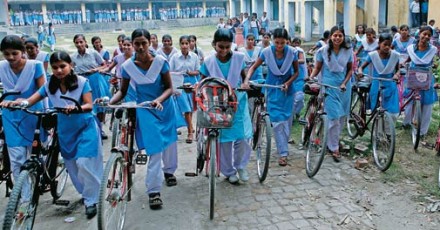साइकिल सहित विभिन्न प्रोत्साहन योजना बिहार की छात्राएं मजबूत