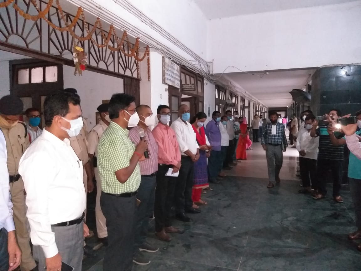 कोरोना संक्रमण से मृत व्यक्तियों श्रद्धांजलि 2 मिनट का मौन