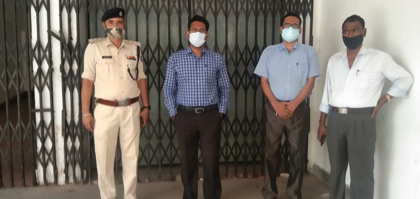 जिलाधिकारी ने सुरक्षा व्यवस्था, फायर ब्रिगेड व्यवस्था, बिजली उपकरण की नियमित गहन जानकारी