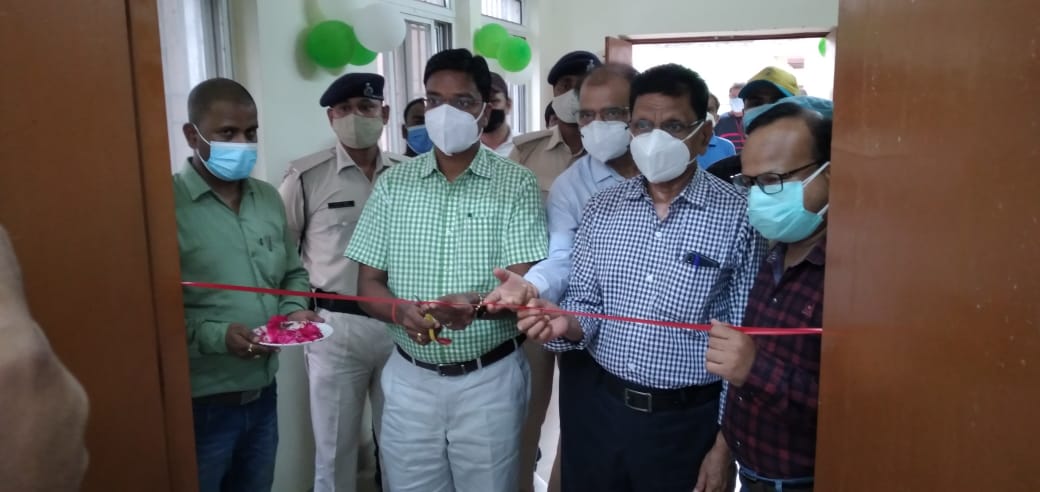 सरकार के निर्देश पर जिला मुख्यालय में 9 टू 9 के फीता काटकर उदघाटन