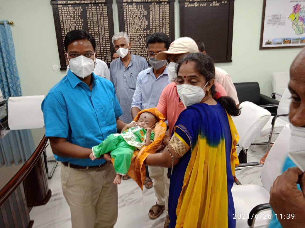 दत्तक ग्रहण संस्थान, सहरसा में पालित 3 मास की बच्ची कलकत्ता से आए निःसंतान दंपति को दिया