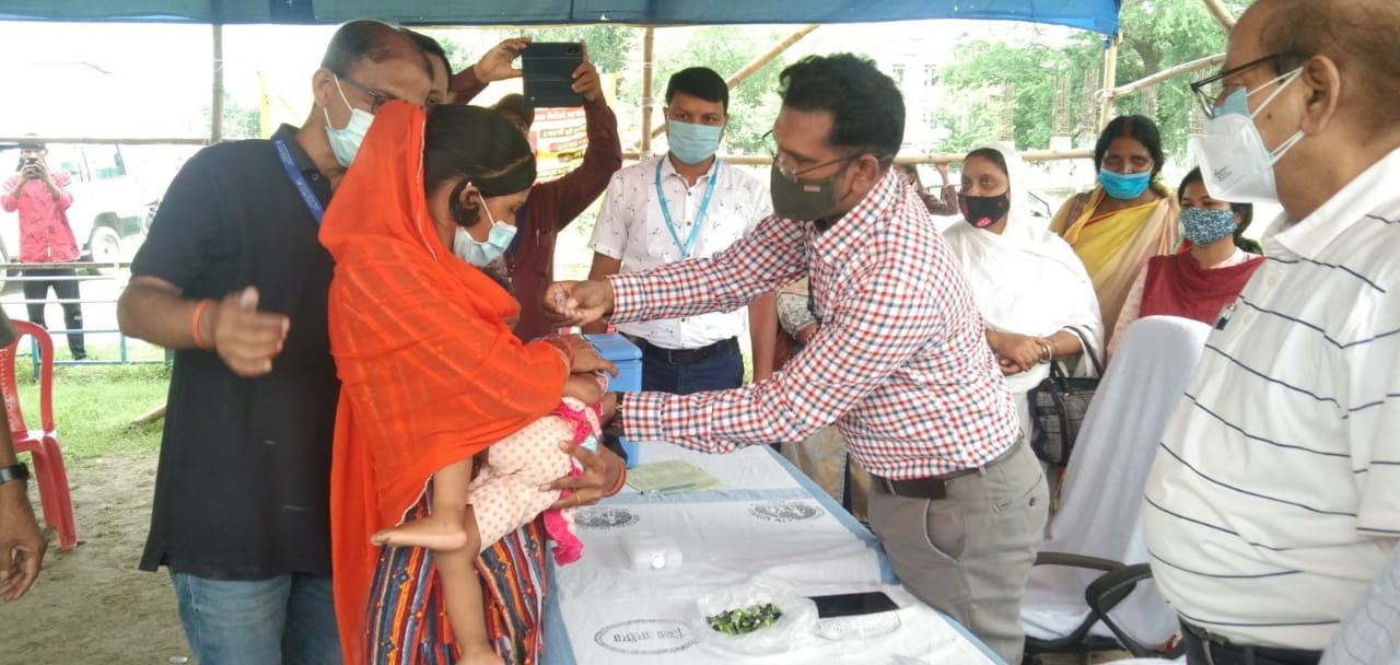अररिया में बच्चें को दो बूंद पोलियो ड्रॉप पिलाकर पल्स पोलियो अभियान की शुरुआत