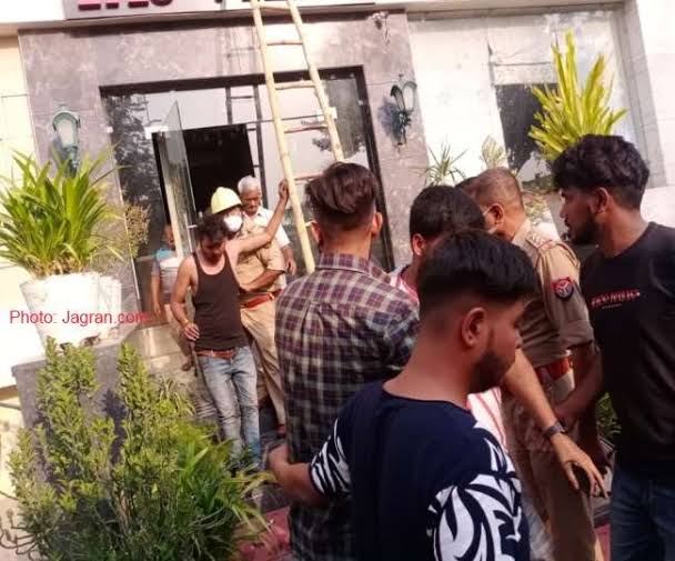आगरा के होटल ताज विला में आग लगी
