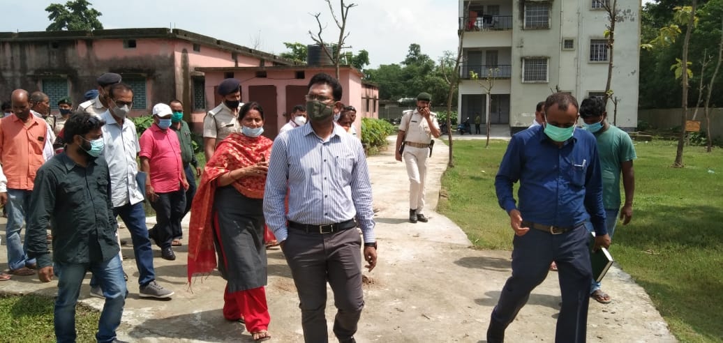 सिकटी प्रखंड के ठेंगापुर पंचायत के तिरा ग्रामीण हाट के निर्माण कार्य का निरीक्षण