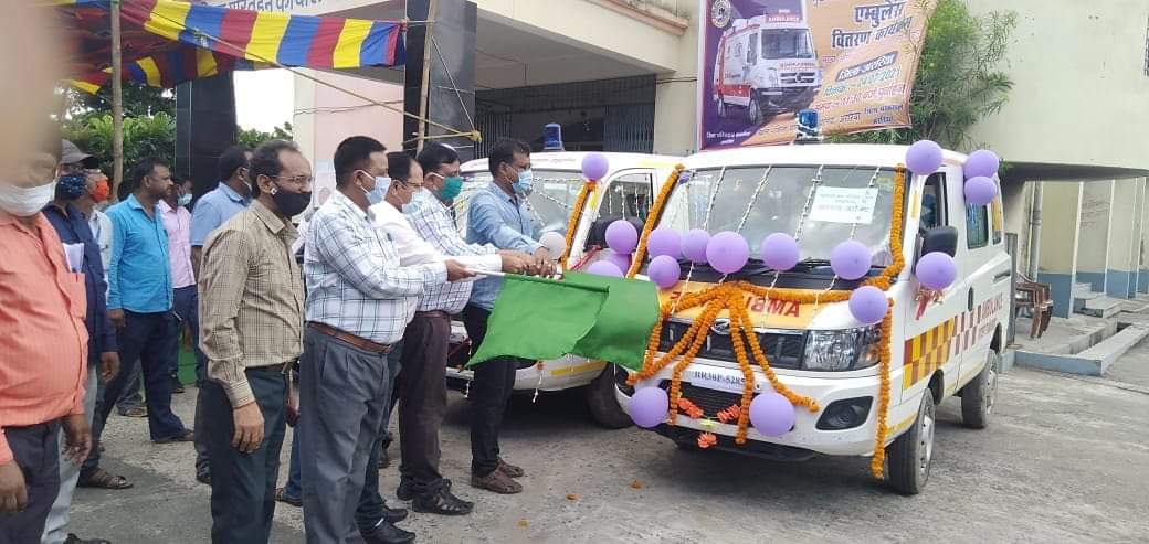 मुख्यमंत्री ग्राम परिवहन योजना" अंतर्गत 4 चयनित लाभुकों को मेडिकल एंबुलेंस की चाभी सौंपने बाद हरी झंडी दिखाकर रवाना