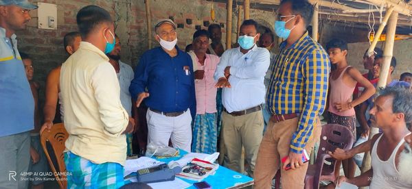 सिकटी प्रखंड के पडरिया पंचायत के कथुआ टोला में कैंप लगाकर राशन का वितरण