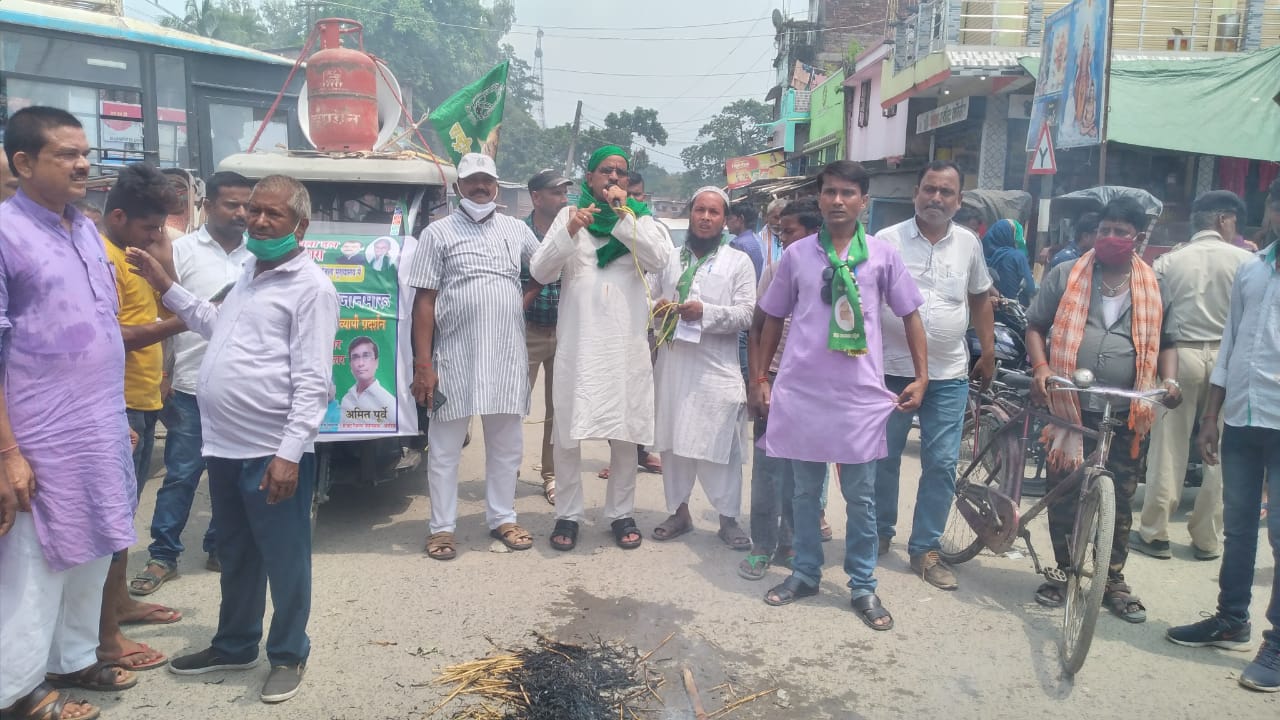 फारबिसगंज:महंगाई के खिलाफ राजद का हल्ला बोल,मुख्यमंत्री का पुतला फूंका।