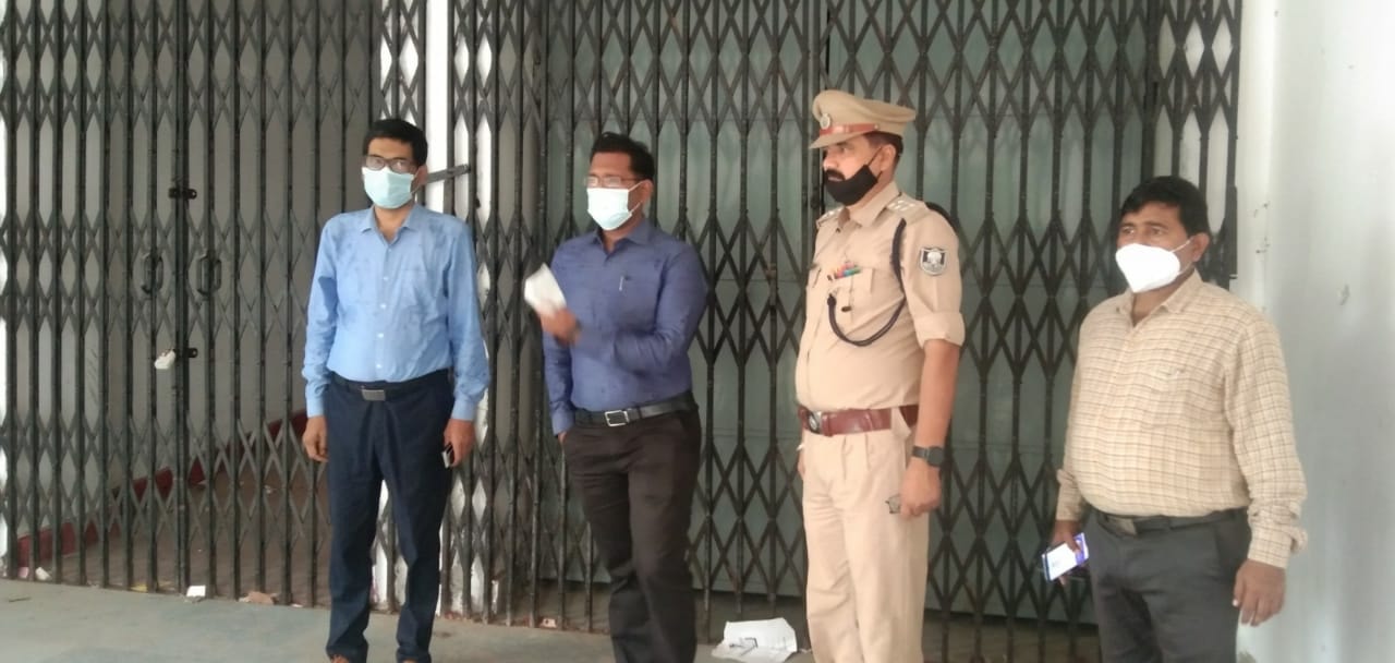 इंडोर स्टेडियम अररिया परिसर स्थित इवीएम वेयर हाउस का निरीक्षण