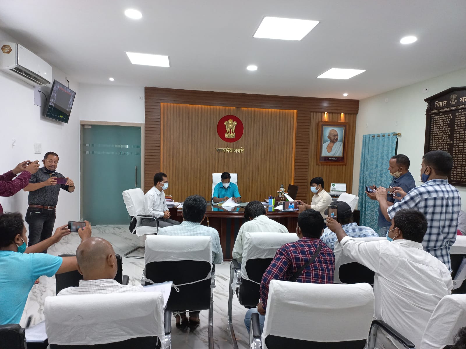 प्रेस कांफ्रेंस के माध्यम से सभी मीडियाकर्मियों को पंचायत आम निर्वाचन-2021 के संबंध में जानकारी
