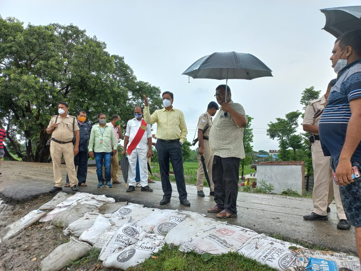 कोशी तटबंध के 98 किलोमीटर पर अवस्थित स्पर पर हो रहे मरम्मती कार्य का निरीक्षण