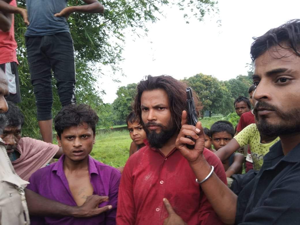 बदमाशो को ग्रमीणों ने पकड़कर किया पुलिस के हवाले