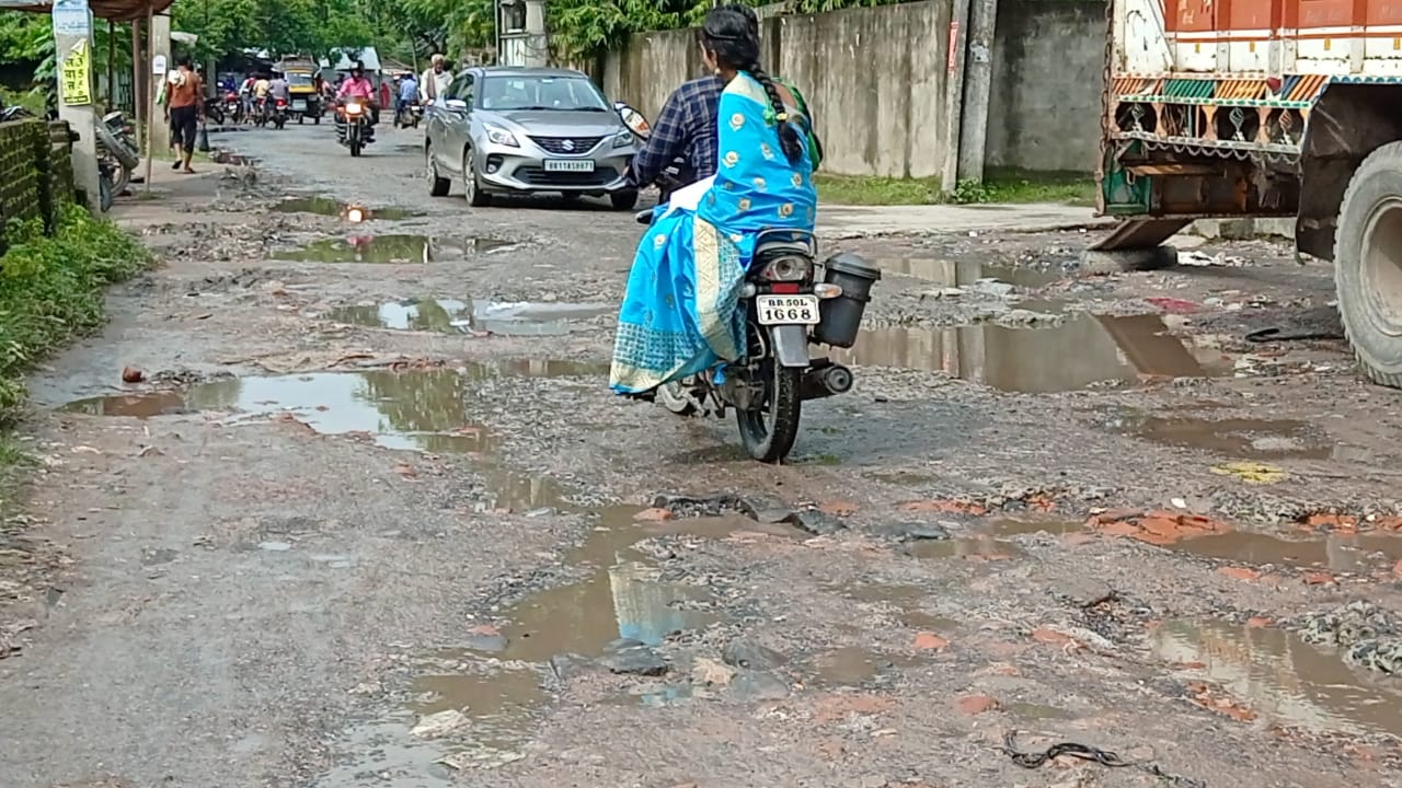 एन एच को जोड़ने वाली सड़क मार्ग जर्जर अवस्था मे