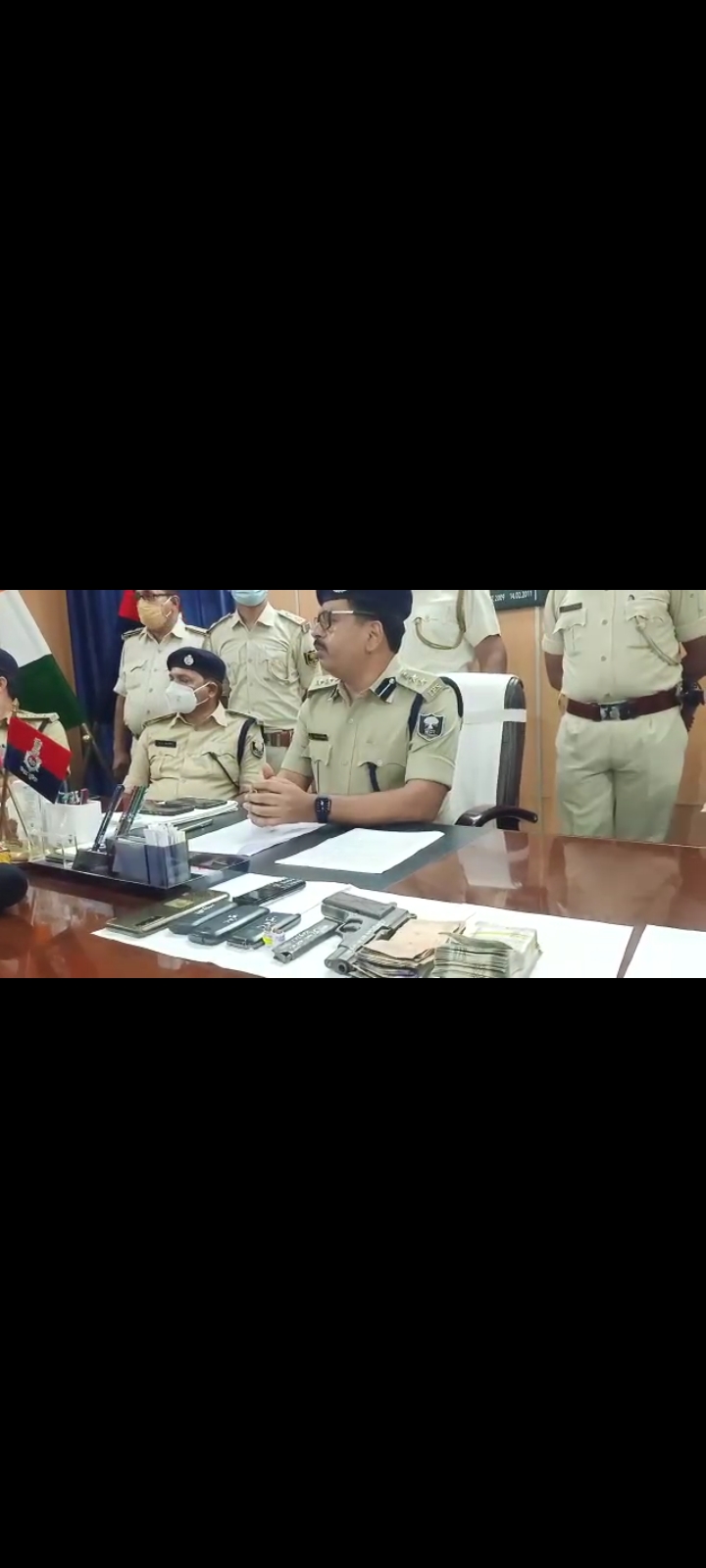 पति ने अपने हीं पत्नी को बेचकर करवा रहा था मुजरा।