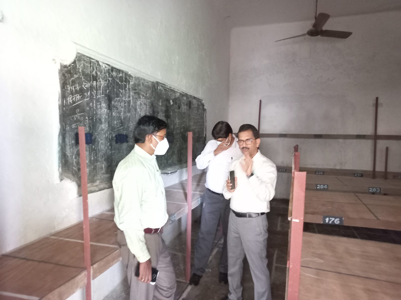 बज्रगृह एवं मतगणना कक्ष का निरीक्षण में संबंधितों को आवश्यक निदेश
