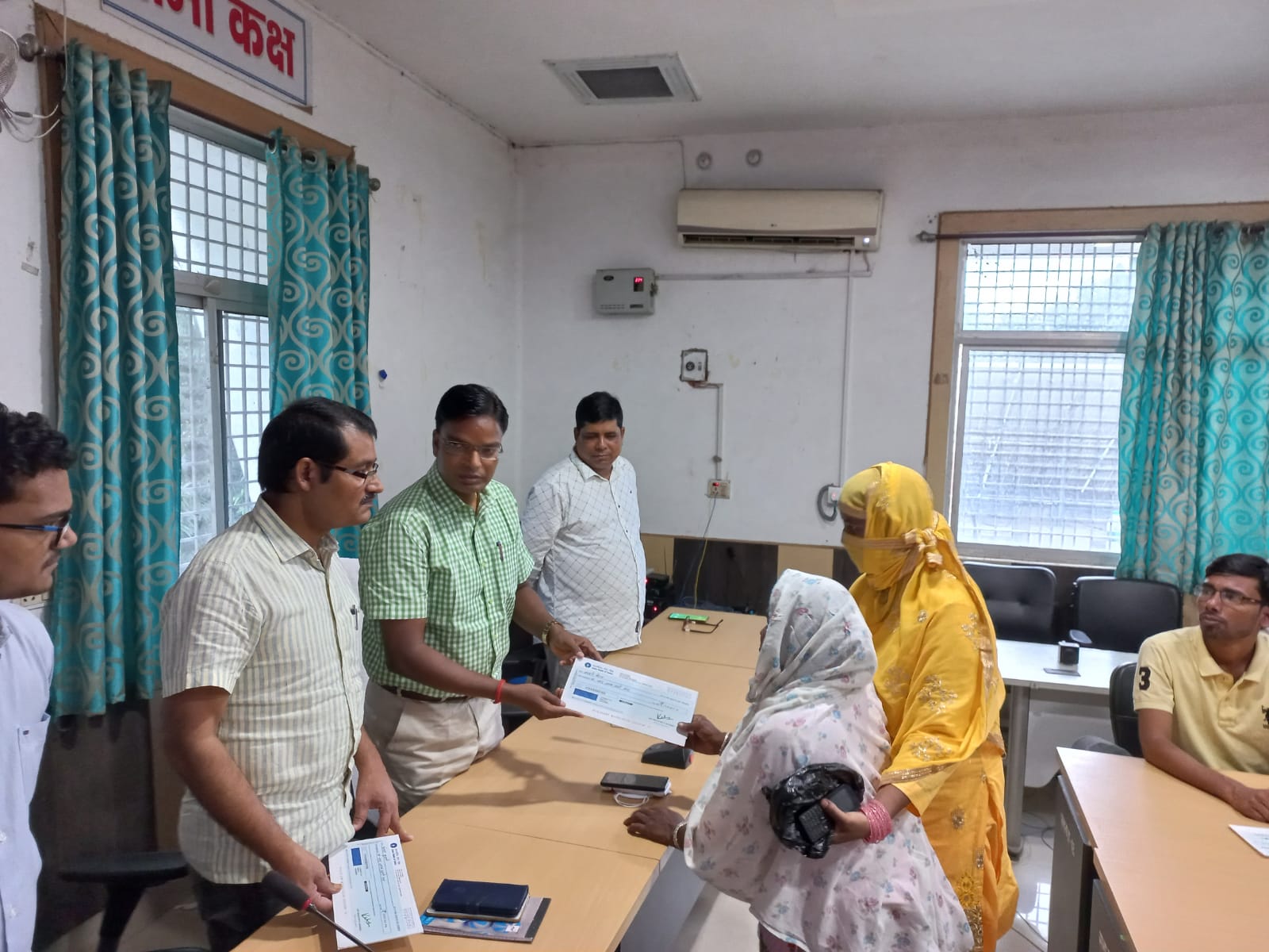 प्राकृतिक आपदा से मृत व्यक्ति के आश्रितों को अनुदान राशि का वितरण