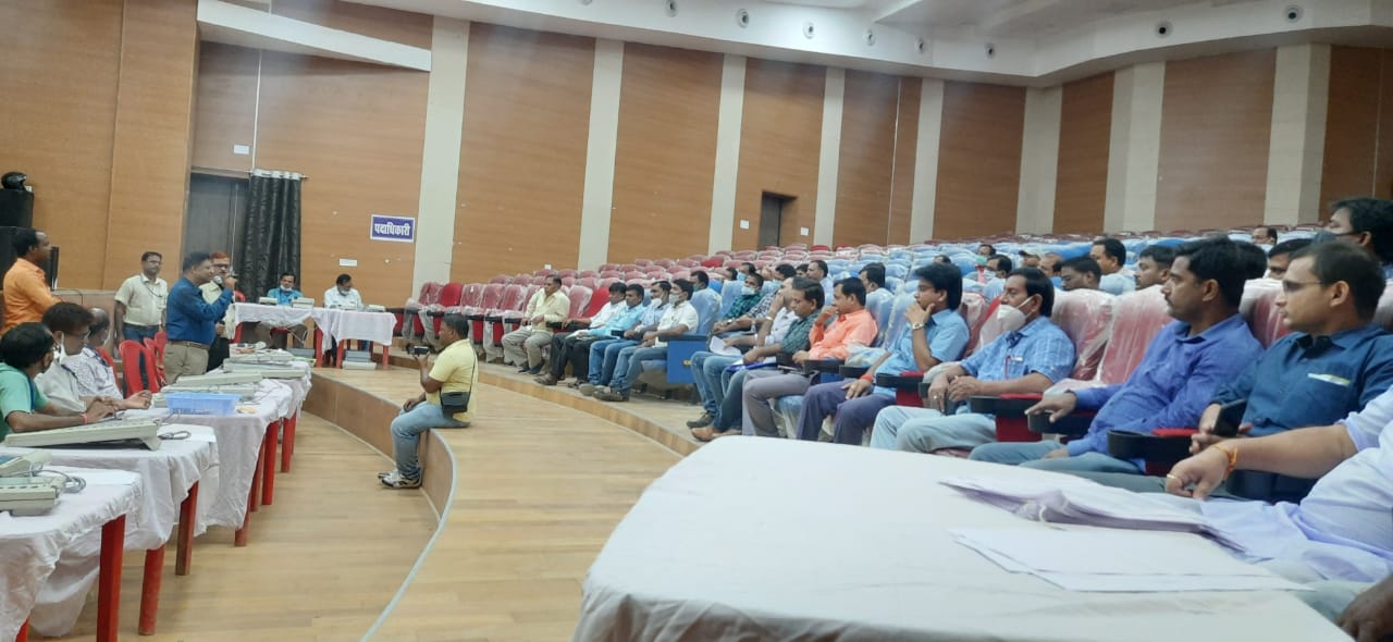 पंचायत निर्वाचन के सन्दर्भ में प्रेक्षागृह सहरसा में सभी सेक्टर पदाधिकारी को प्रशिक्षण