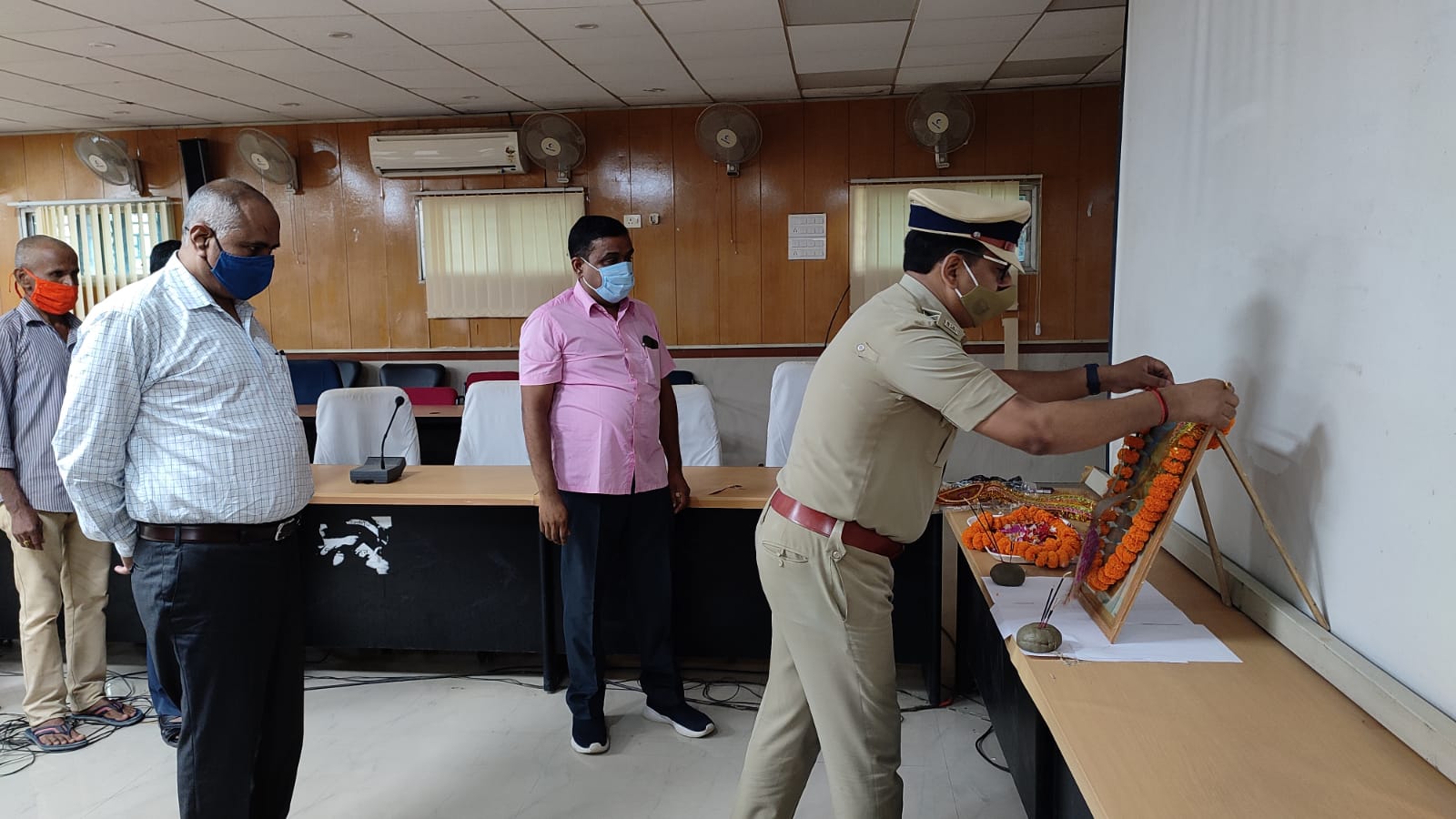 राष्ट्रपिता को माल्यार्पण व पुष्प अर्पित कर उनको श्रद्धा सुमन अर्पित किया।