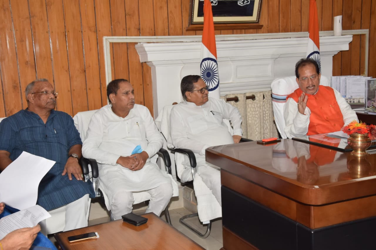 विधानसभा अध्यक्ष के कक्ष में आयोजित बैठक में वरीय नेताओं के साथ शामिल राष्ट्रपति श्री रामनाथ कोविंद जी के आगमन को लेकर