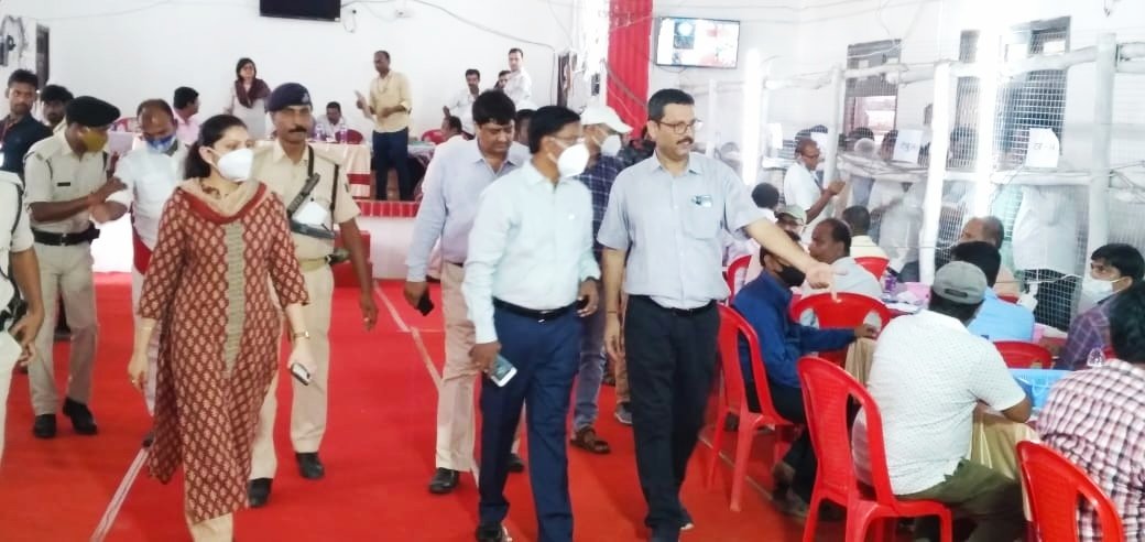 पंचायत आम निर्वाचन-2021 के अवसर पर सहरसा में चल रहे पतरघट प्रखंड के मतगणना कार्य का निरीक्षण