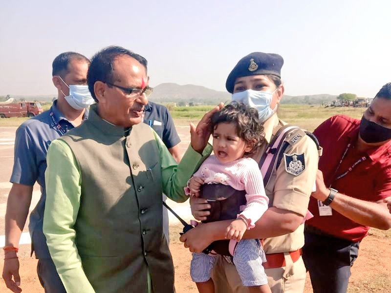 डीएसपी मोनिका सिंह अपनी डेढ़ वर्ष की बेटी को बेबी कैरियर बैग में लिए ड्यूटी पर तैनात थीं।