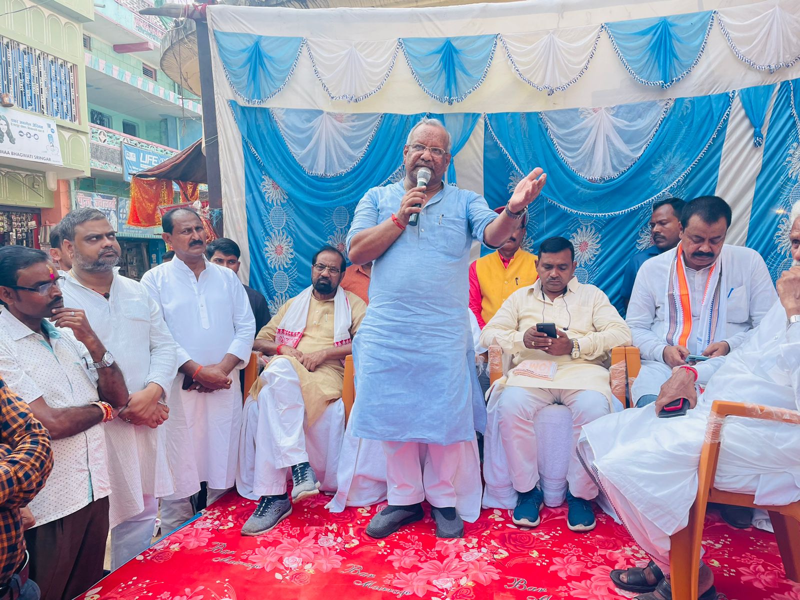 चुनाव प्रचार के दौरान संग्रामपुर चौक पर आयोजित नुक्कड़ सभा को संबोधित वोट देने की अपील