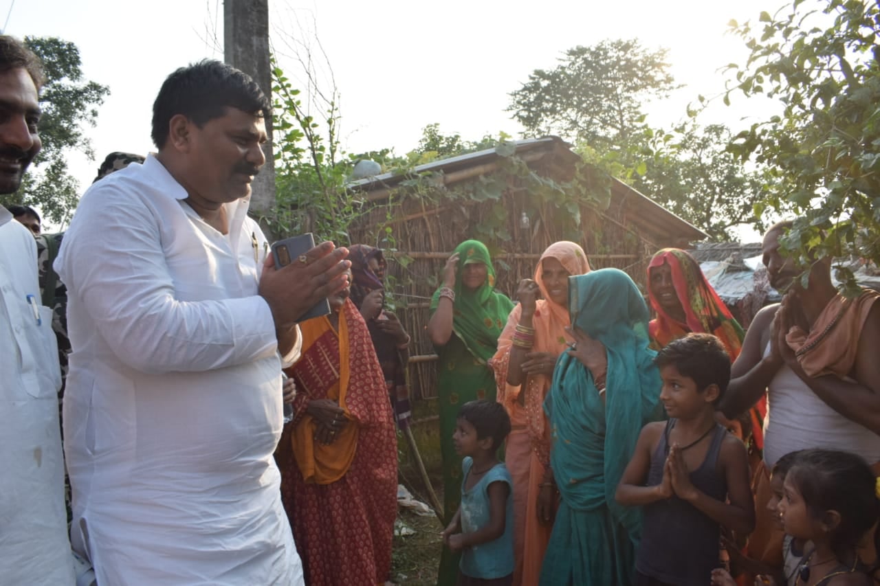 विधानसभा उप चुनाव को लेकर जनसंपर्क अभियान चलाया प्रत्याशी अमन भूषण हजारी जी के पक्ष में मतदान करने की अपील की।