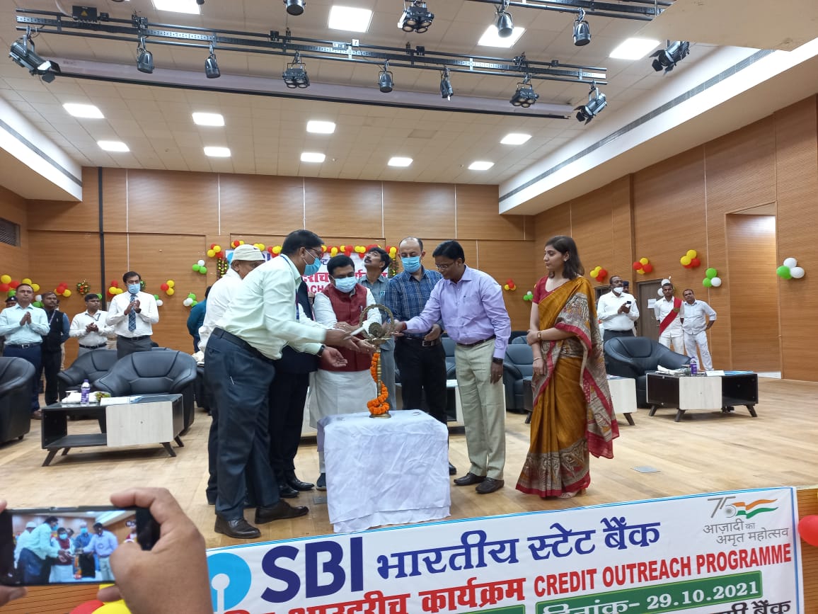जिले के लीड बैंक भारतीय स्टेट बैंक के नेतृत्व में क्रेडिट आउट रीच प्रोग्राम के तहत मेगा क्रेडिट कैंप का आयोजन