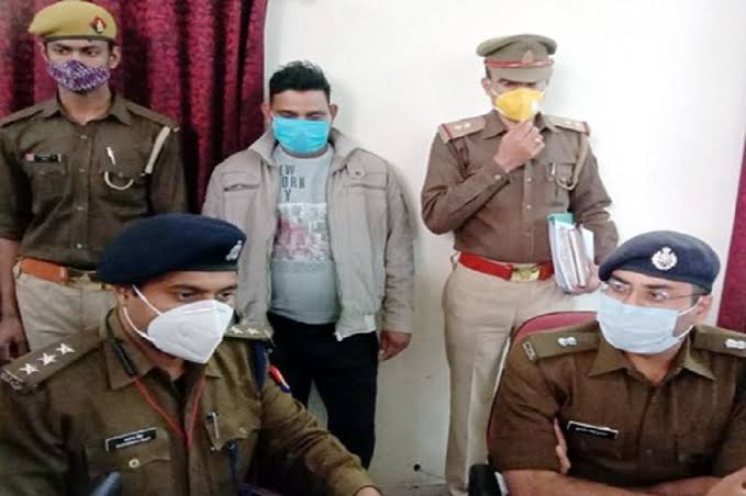 पुलिस निरीक्षक बनकर ठगी करने वाला गिरफ्तार