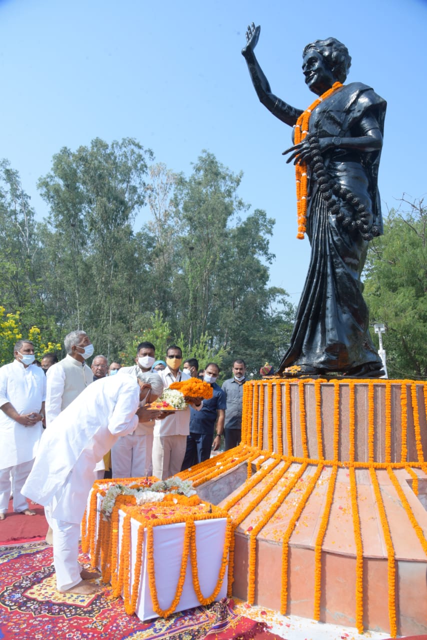 मुख्यमंत्री श्री NitishKumar जी और महामहिम राज्यपाल श्री फागू चौहान जी ने इंदिरा गांधी जी की आदमकद प्रतिमा पर माल्यार्पण कर उन्हें श्रद्धांजलि
