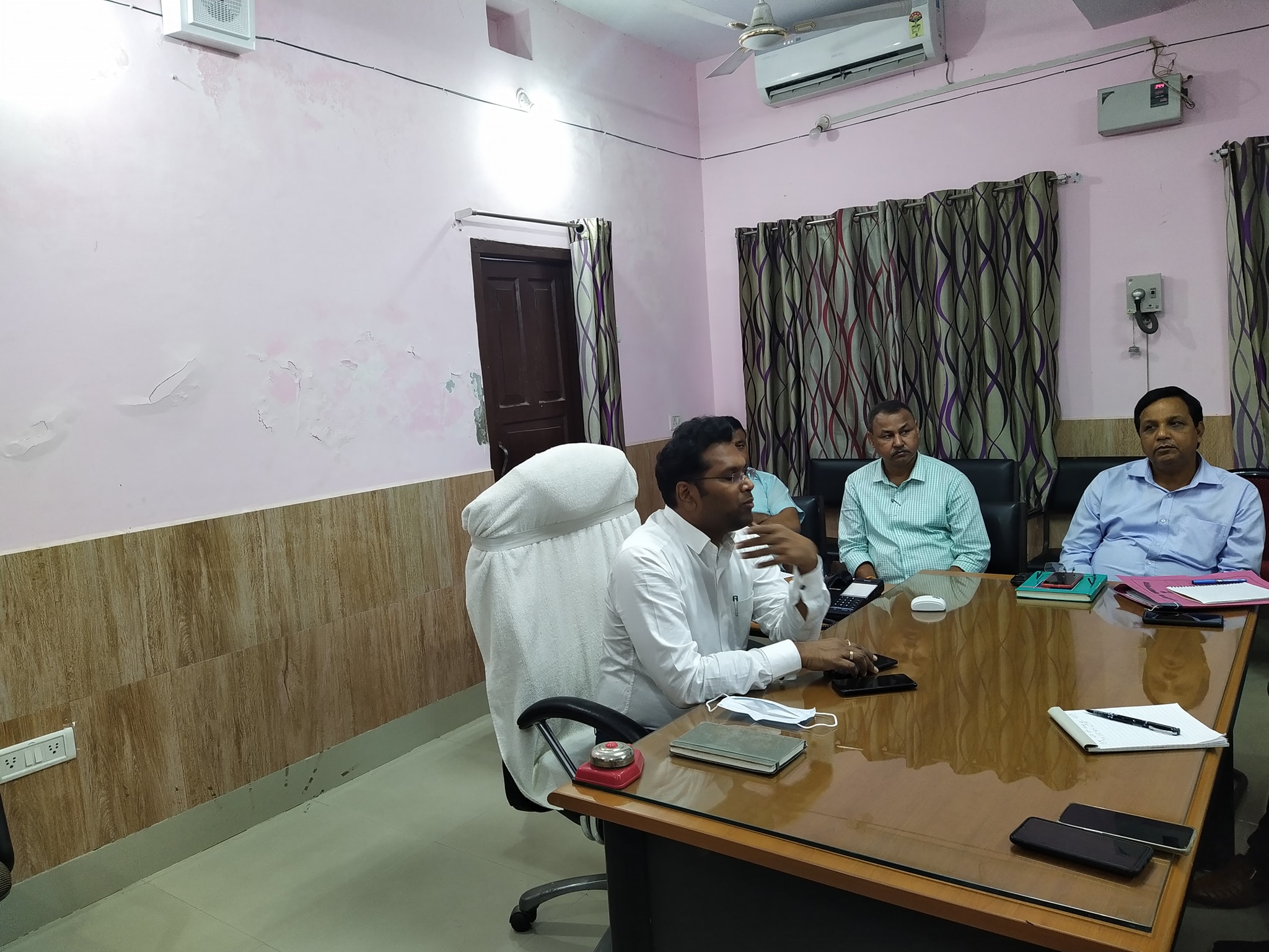 कुर्साकांटा प्रखंड में दिनांक 03 नवम्बर 2021 को मतदान की तिथि निर्धारित पदाधिकारियों के साथ गोपनीय सभागार में बैठक का आयोजन