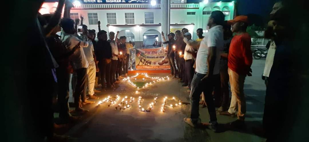 एक दिया शहीदों के नाम" जलाकर देश के वीर जवानों को श्रद्धांजलि अर्पित