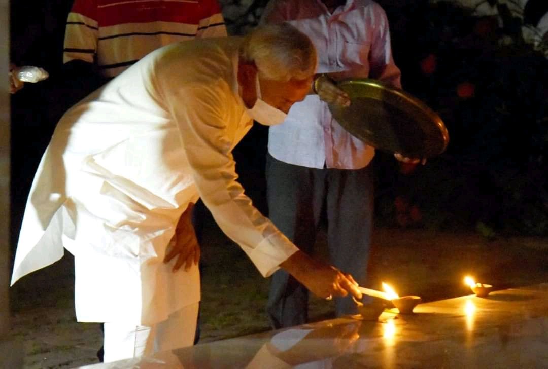 माननीय मुख्यमंत्री श्री नीतीश कुमार जी ने दीप जलाकर दीपावली का त्यौहार मनाया