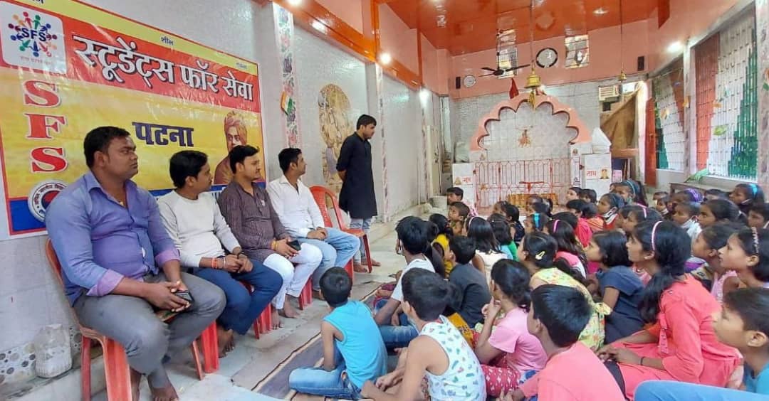बच्चों के बीच मिठाई वितरण एवं पटाखे जलाकर कर दीपावली मनाया गया।