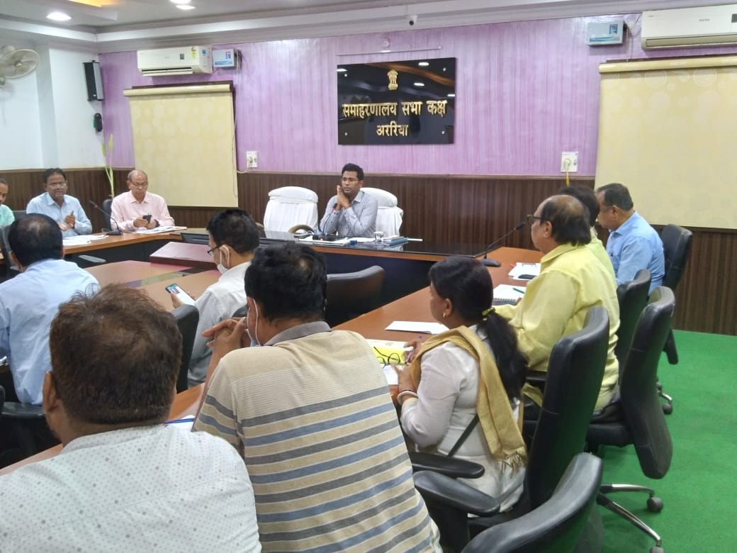 टीकाकरण से संबंधित मामलों की समीक्षा को लेकर हुई बैठक में स्वास्थ्य, आईसीडीएस सहित अन्य विभागों के अधिकारियों ने भाग लिया