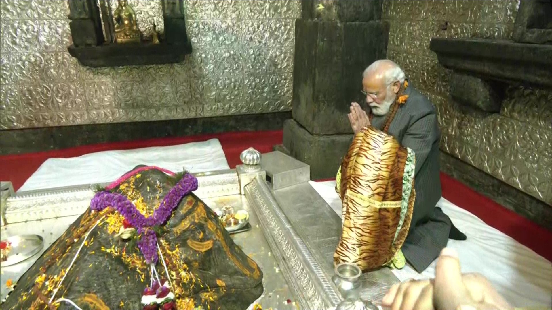 आदरणीय प्रधानमंत्री श्री narendramodi जी ने आज बाबा केदारनाथ धाम के दर्शन