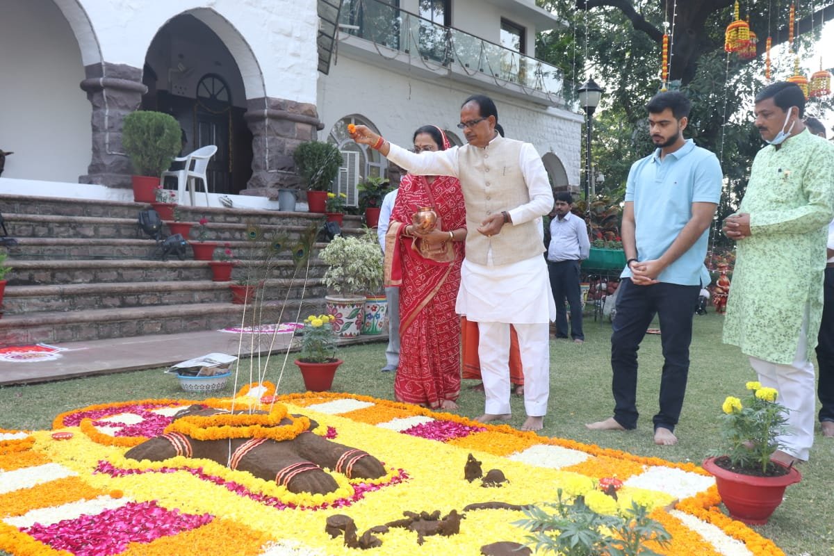 मुख्यमंत्री निवास पर गोवर्धन_पूजा में शामिल श्री गोवर्धन जी की परिक्रमा, पूजन कर प्रकृति, समस्त जीव जीवों के संरक्षण