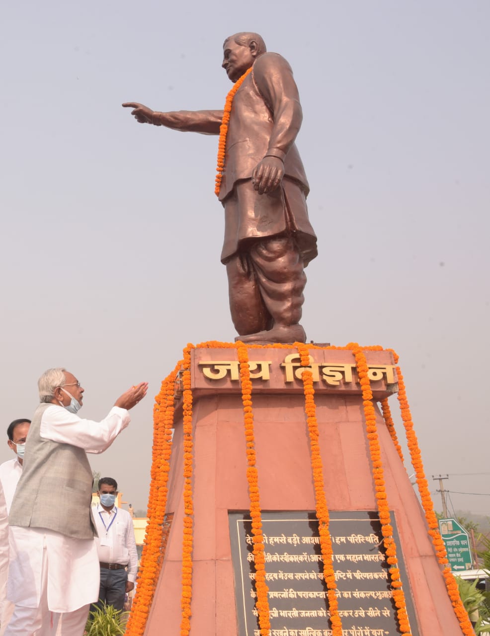 मोतिहारी के पीपराकोठी में आयोजित द्वितीय दीक्षांत समारोह के अवसर पर योजनाओं का उद्घाटन