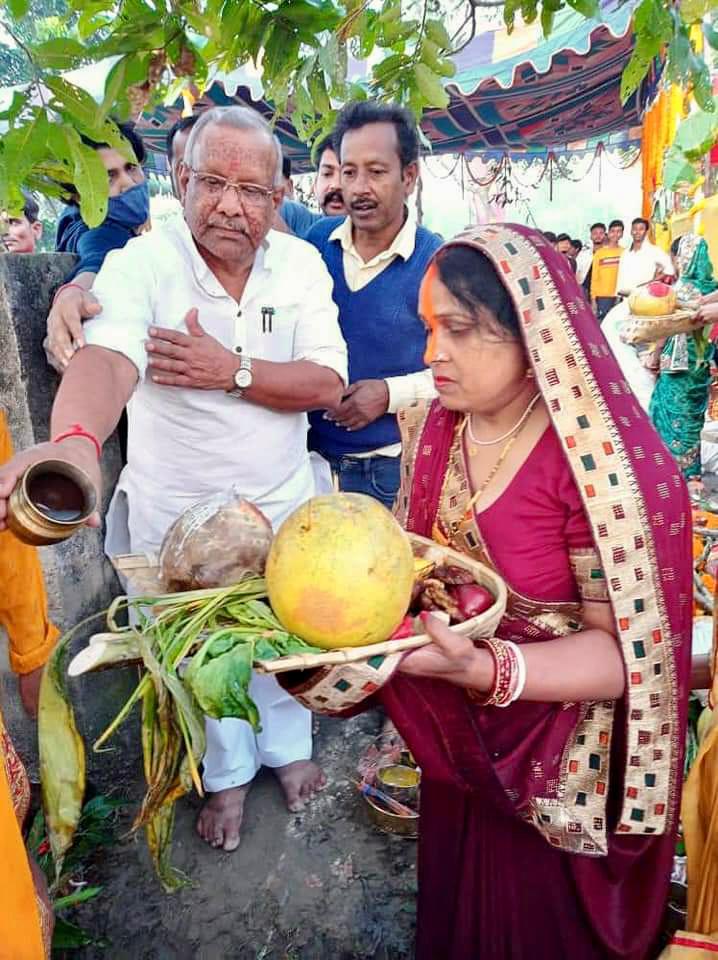 लोकआस्था का महापर्व के प्रातः काल आज उदीयमान सूर्य को अर्घ्य देने के साथ सबसे बड़ा लोक आस्था का महापर्व छठ पूजा का समापन