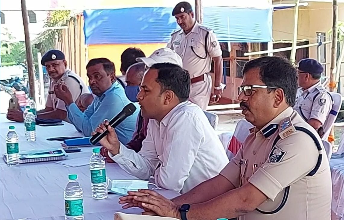 सुपौल की अध्यक्षता .सी.सी.पी सहित दंडाधिकारियों एवम पुलिस अधिकारियों को संयुक्त रुप से संबोधित किया
