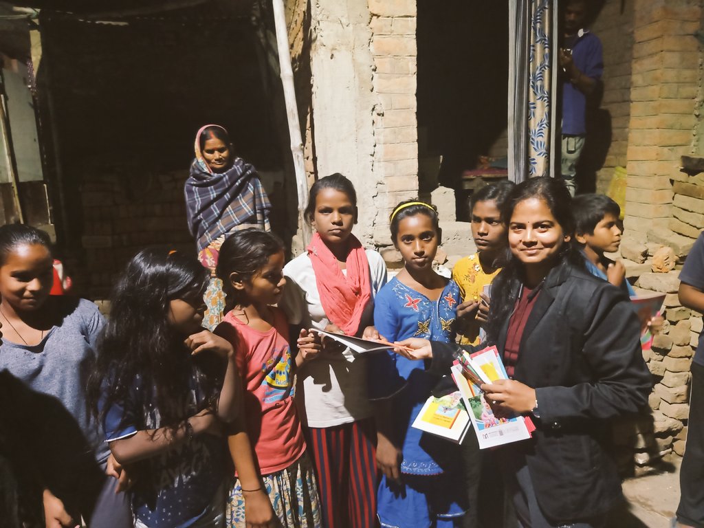 बच्चों की मुस्कान बचपन की याद दिला जाती है