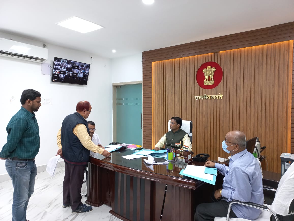 सेवानिवृत्त कर्मियों के संविदा पर चयन से संबंधित जिला स्थापना समिति की बैठक