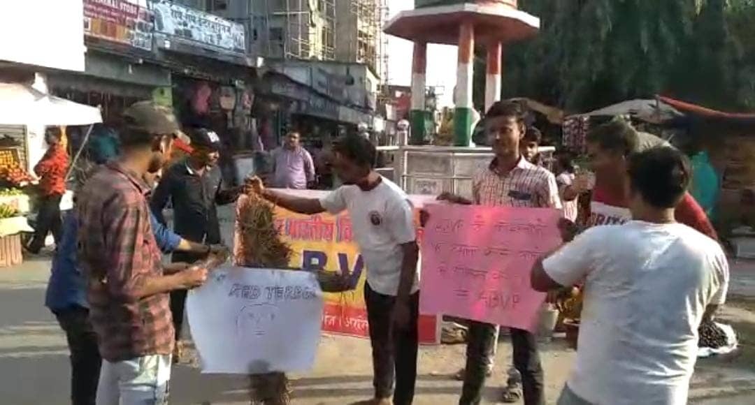 केरल में हुए आरएसएस के स्वयंसेवक की हत्या एवं JNU में विद्यार्थी परिषद के कार्यकर्ताओं पर हुए जानलेवा हमले के विरोध में प्रदर्शन