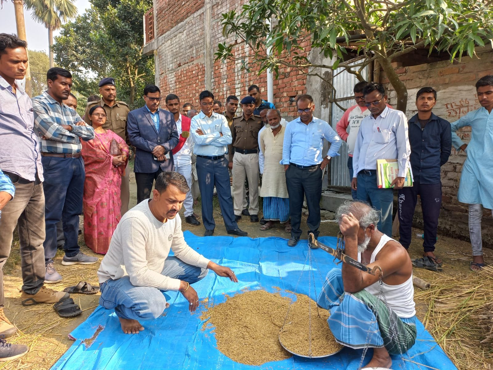 प्रखंड-कहरा में खरीफ फसल-2021 के अंतर्गत धान फसल कटनी प्रयोग के क्रम में क्रॉप कटिंग