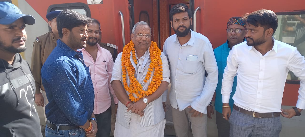किशनगंज रेलवे स्टेशन पर भाजपा परिवार के साथियों ने पूरे जोशोखरोश के साथ स्वागत