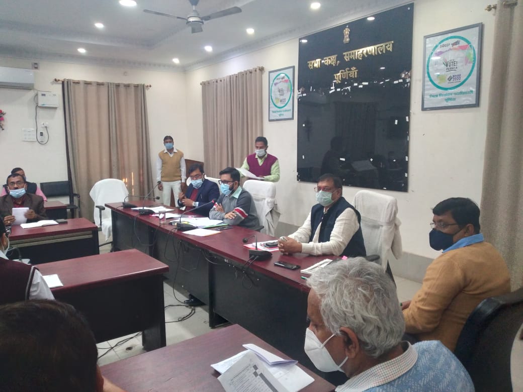 आयोग से जिले को प्राप्त राशि के ससमय व्यय हेतु निर्देश तथा सभी संबंधित विभागों का इंडिकेटर वार समीक्षा की गयी