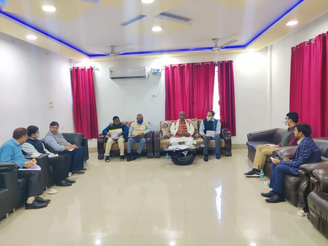 धार्मिक न्यास की परिसंपत्तियों एवं गन्ना उद्योग के विकास विषय की समीक्षात्मक बैठक की गई।