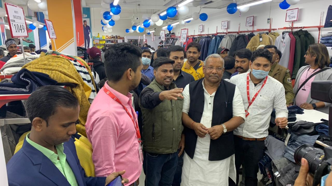 कटिहार में नवनिर्मित वन इंडिया मॉल का शुभारंभ किया