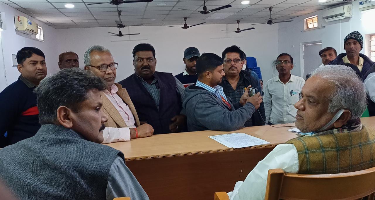 प्रदेश जद(यू.) कार्यालय में आयोजित जनसुनवाई कार्यक्रम के दौरान कार्यकर्ताओं की समस्याओं को सुना और उनका त्वरित समाधान किया ।